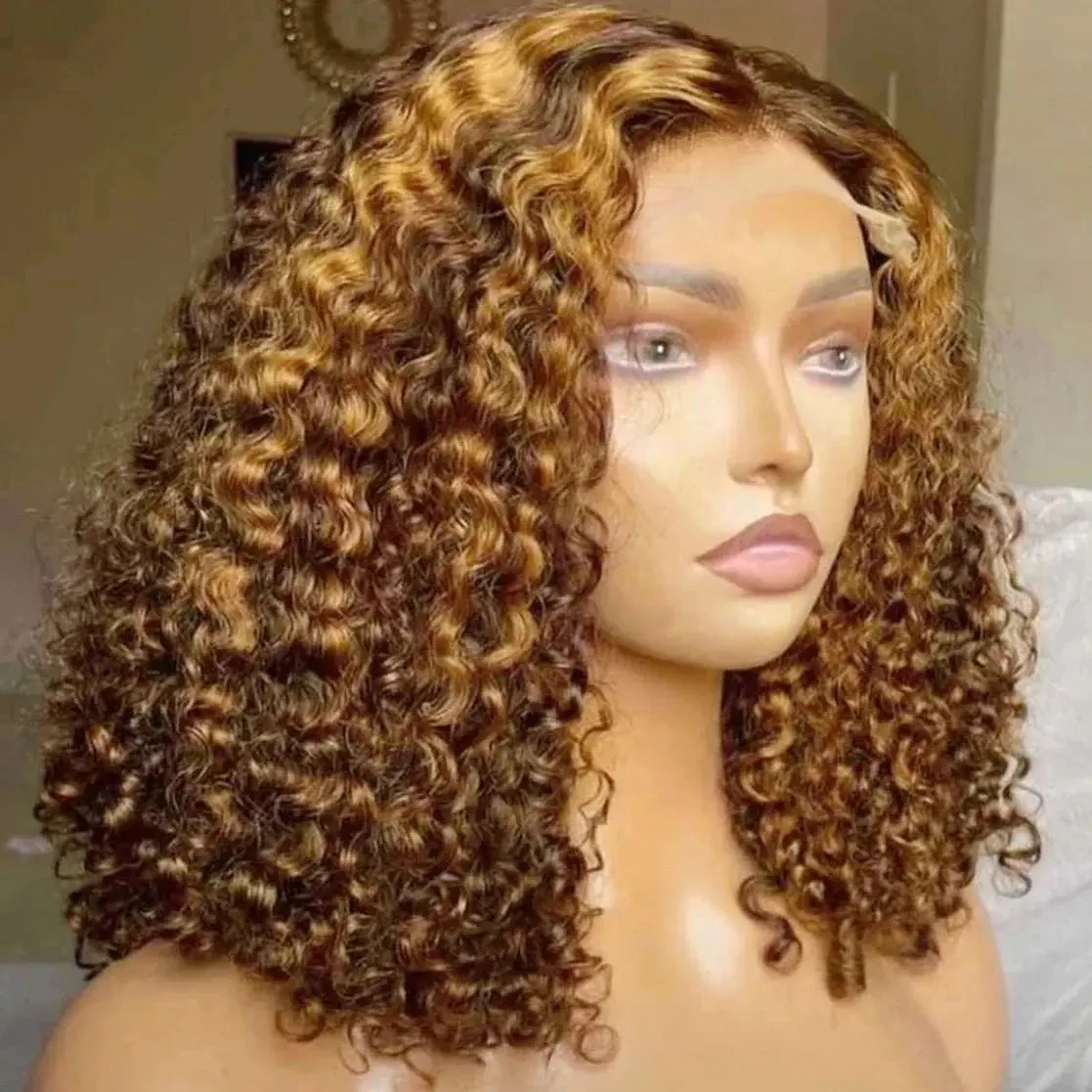 Perruque bouclée balayage miel