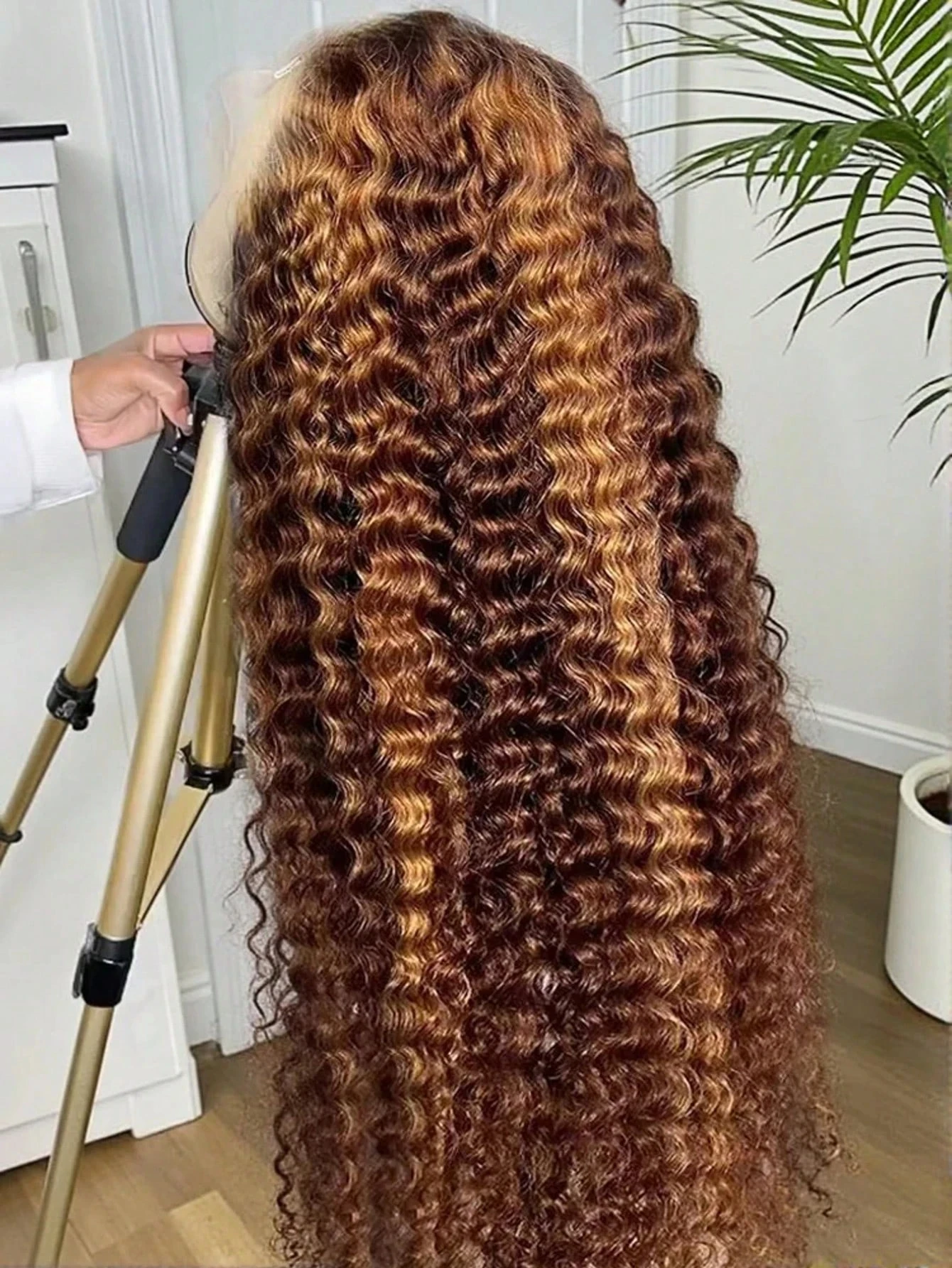 Perruque bouclée balayage miel