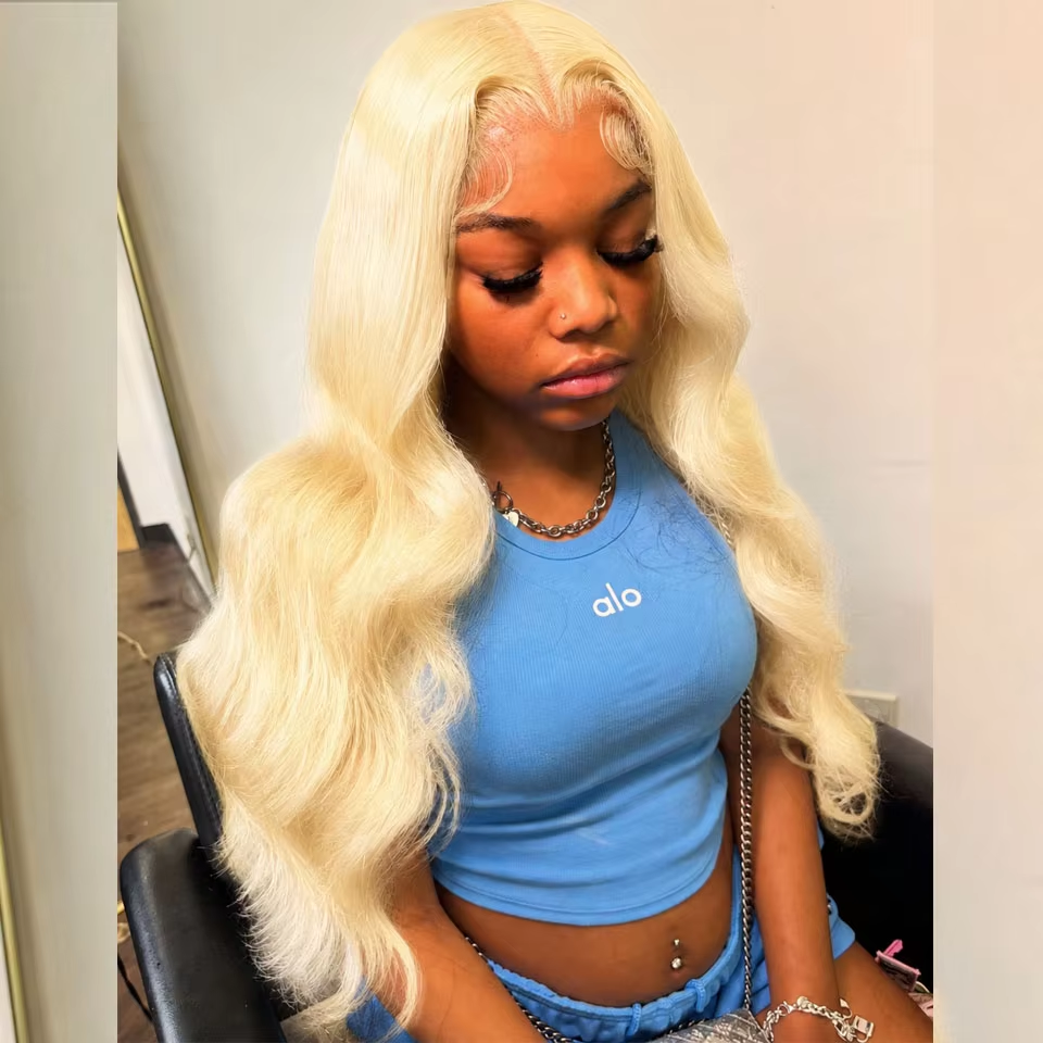 Perruque ondulée blond platine
